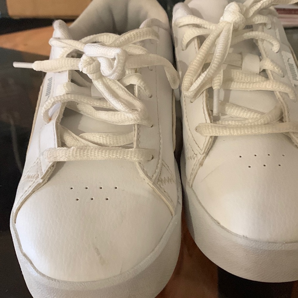 Boys white Puma tennis in very good condition size 2.5